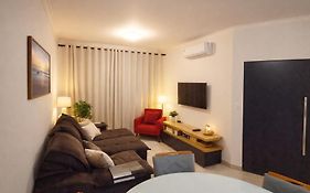 Casa Jack&Mari com ar-condicionado, Wi-Fi e churrasqueira, 600m da praia, 2 quartos, até 8 pessoass